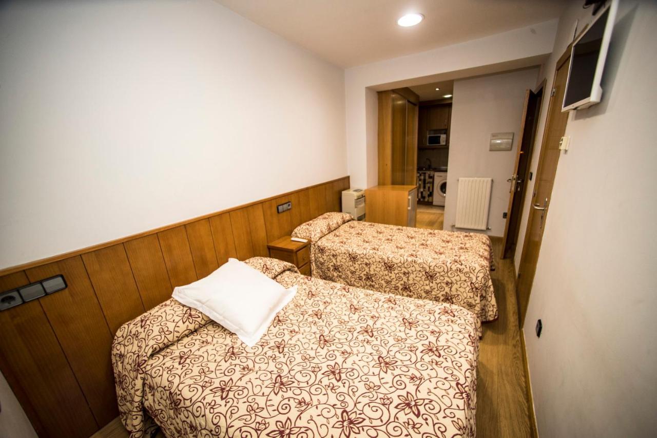 Hostal Caballeros Soria Esterno foto